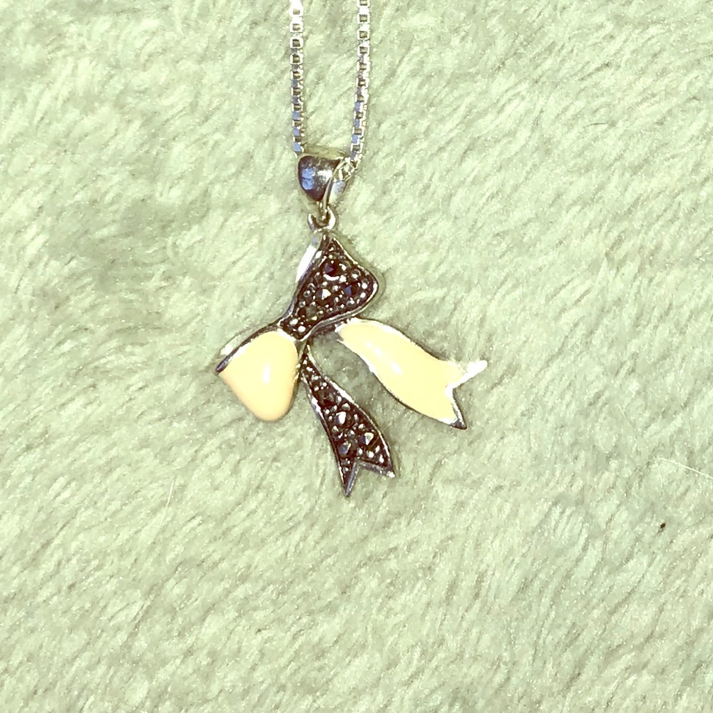 Sterling silver bow necklace